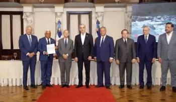 Abinader entrega títulos de propiedad de los parques nacionales Loma Novillero y Montaña La Humeadora