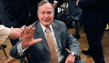 George Bush sufre una caída y se rompe un hueso; lo ingresan a hospital 