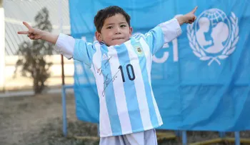 Messi cumple el sueño de su pequeño fanático afgano de la camiseta de plástico