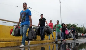 Unos 35.000 venezolanos cruzan a Colombia para comprar víveres