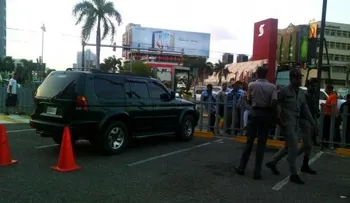 Dos heridos en confuso incidente en parqueo plaza comercial en la 27 de Febrero