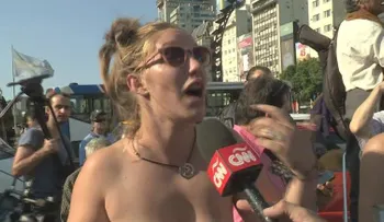 Protesta en Argentina tras polémica por toples en una playa de la provincia Buenos Aires