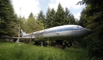 Un hombre convierte un Boeing 727 en su hogar en pleno bosque 