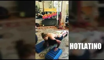 Jennifer López hace ejercicios encima de su novio Alex Rodríguez