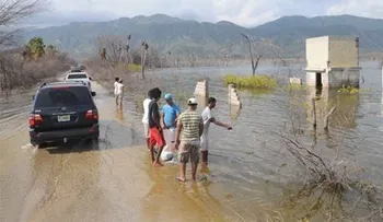 El crecimiento del lago Enriquillo amenaza con sumergir al pueblo