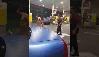 Un hombre pide a gritos que le saquen consolador del ano