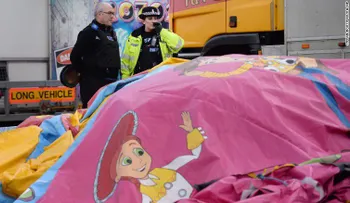Niña muere después de que al castillo inflable en el que jugaba se lo lleva el viento