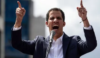 Guaidó pregunta a militares si Maduro saldrá "por las buenas o por las malas"