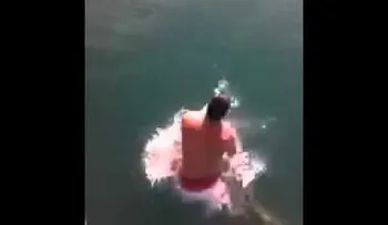 Un australiano se abalanza sobre un tiburón tigre