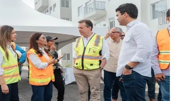 Ito Bisonó supervisa reparación de viviendas en La Ceibita