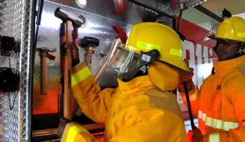 El 911 saca joven atrapado en ascensor