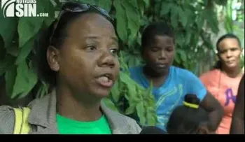 Padres protestan porque no les dejan inscribir a sus hijos en escuela de Manoguayabo