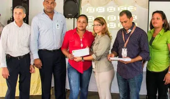 Falcondo entrega más de un millón de pesos en bonos a damnificados por lluvias 