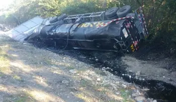 Tanquero lleno de combustible se vuelca en carretera Baní-Azua; muere su chofer