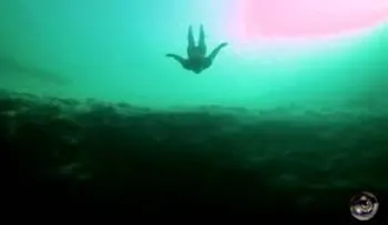 Caída bajo el agua impresionante
