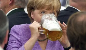 Si las mujeres beben dos tragos de cerveza semanales reducen el riesgo de infarto 
