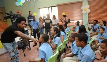 Vakeró visita la escuela República Dominicana en Villa Juana