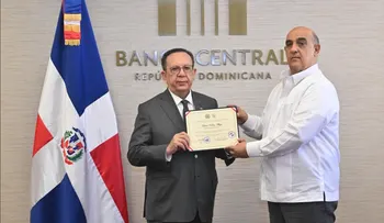 Gobernador Valdez Albizu recibe reconocimiento Colegio Dominicano de Economistas