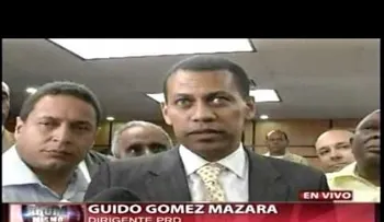 Policías sacan a la fuerza a seguidores de Guido Gómez del TSE