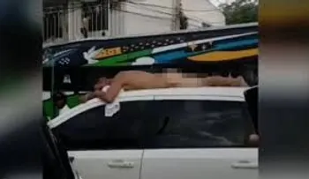 Mujer pasea a su marido infiel desnudo sobre un auto, como castigo 