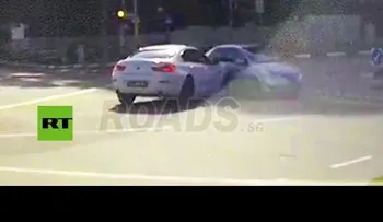 Una cámara registra un choque con un "coche fantasma" en Singapur