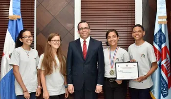Ministro Andrés Navarro reconoce estudiante dominicana ganó bronce en Olimpiada Matemáticas
