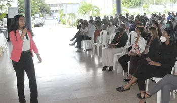 Servidoras del MOPC participan en charla sobre detección precoz del cáncer de mama