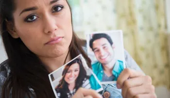¿Lo borro o no lo borro? Descubre si te conviene conservar las fotos de tu ex en las redes sociales