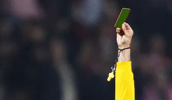 "Debuta" la primera tarjeta verde en la historia del fútbol