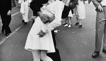 Muere la mujer que protagonizó icónico beso al final de la II Guerra Mundial