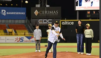 Aguilera lanza la primera bola en el Estadio Cibao
