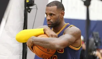 Inyectan a LeBron para aliviar dolor en la espalda