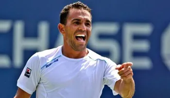 Víctor Estrella enfrenta este martes a Tomas Berdych, número seis de la ATP