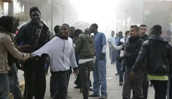 Cientos de inmigrantes entran a la ciudad española de Melilla en un asalto masivo a la frontera
