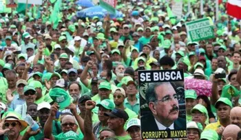 Agencia Reuters informa al Mundo: Decenas de miles marchan por corrupción en República Dominicana 