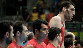 El atleta paralímpico más alto de la historia juega sentado