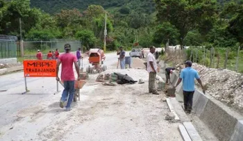 Obras Públicas paga a obreros en Barahona