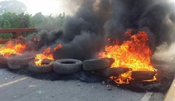 Continúan protestas en SPM por resultados comicios; emiten toque de queda
