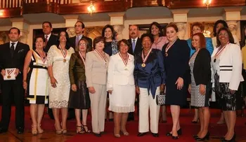 Medina reconoce la labor de 10 mujeres meritorias