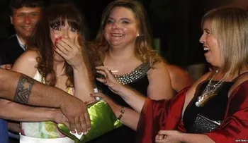 Waoo...Un cura cómplice y 160 personas la invitaron a un boda y era la de ella; casi "muere" de la emoción