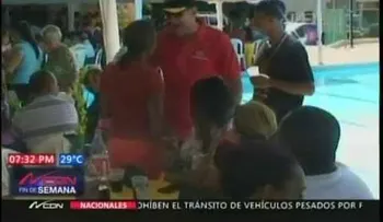 Diputado entrega carro en encuentro navideño para dirigentes del PLD