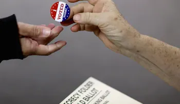 Primero sondeos de boca de urna: a los votantes no les entusiasman Clinton ni Trump