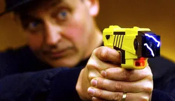 EE.UU.: Policía usa arma de electrochoque contra mujer que se negó a mostrar su pecho 
