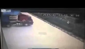 El hombre que se creyó Gokú intenta detener con sus manos un camión descontrolado