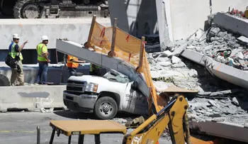 Encuentran tres cuerpos en medio de los escombros del puente caído en Miami