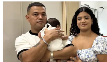 Operan a feto en el vientre materno para corregir malformación