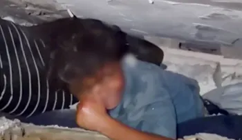 Rescatan a un niño entre los escombros del derrumbe de un edificio en la Ciudad de Gaza