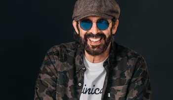 Juan Luis Guerra califica de "vergüenza" suspensión de elecciones municipales