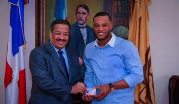 Roberto Rosario entrega cédula a Robinson Canó