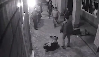 Boxeador ruso noquea grupo de hombres tras defender a su esposa  (Video)